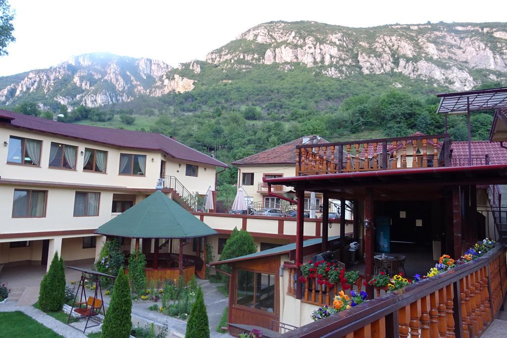 Pension Cuibul Viselor Baile Herculane Exterior photo